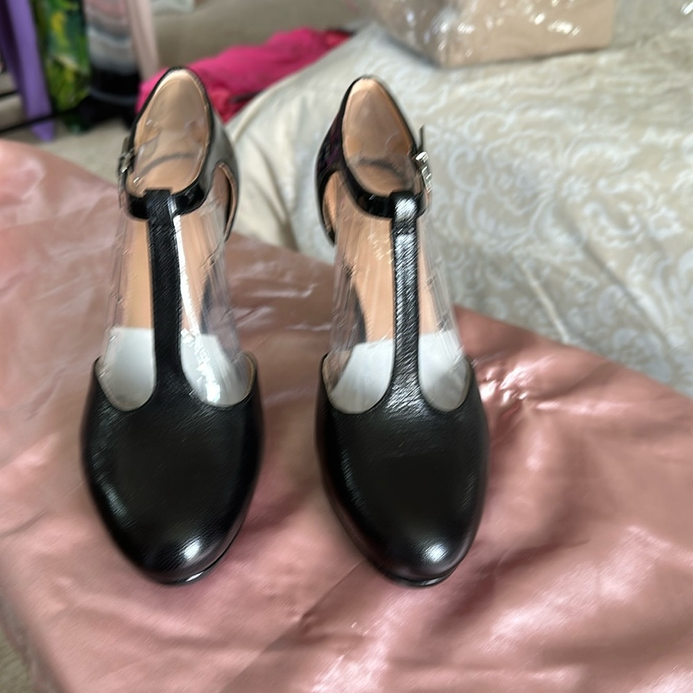 Naturalizer N5 Comfort Half black leather and half patent leather heels.